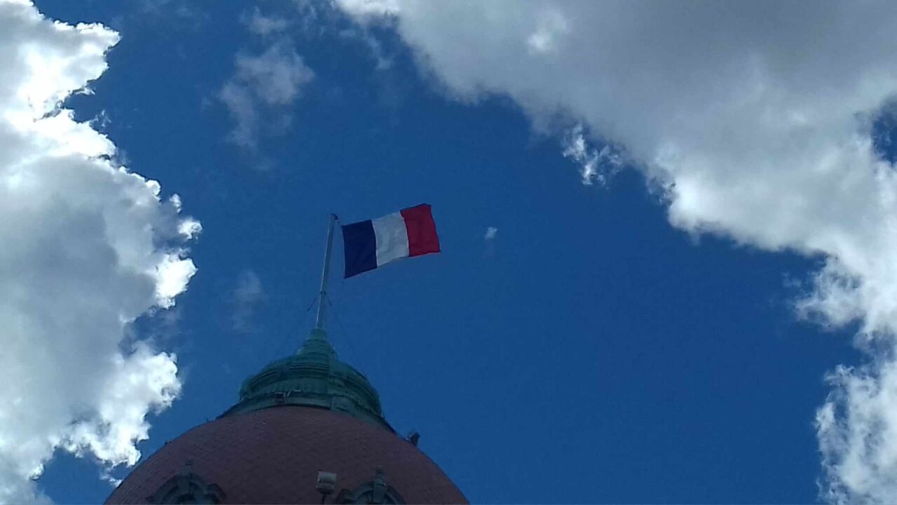 Elezini in Francia bandiera francese a Nizza