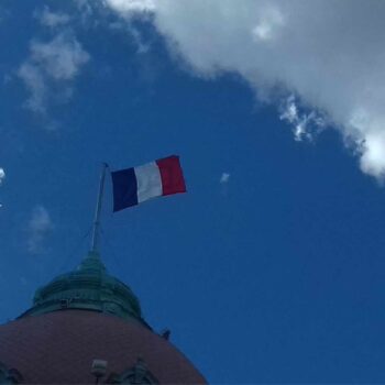 Elezini in Francia bandiera francese a Nizza